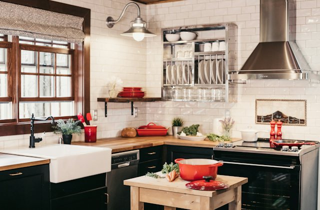 So sánh tủ bếp nhựa PVC và gỗ MDF chống ẩm