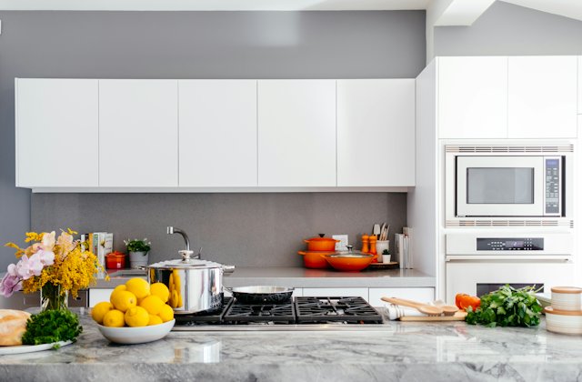 Tủ bếp Acrylic có bị ố vàng không? Giải đáp chi tiết