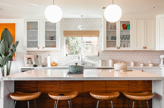 Tủ bếp có đảo Acrylic: mẫu hiện đại, kích thước và giá