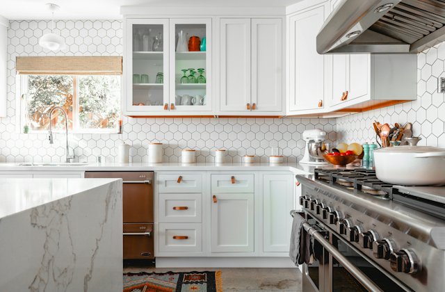 Tủ bếp trắng cánh khung, tay nắm đồng