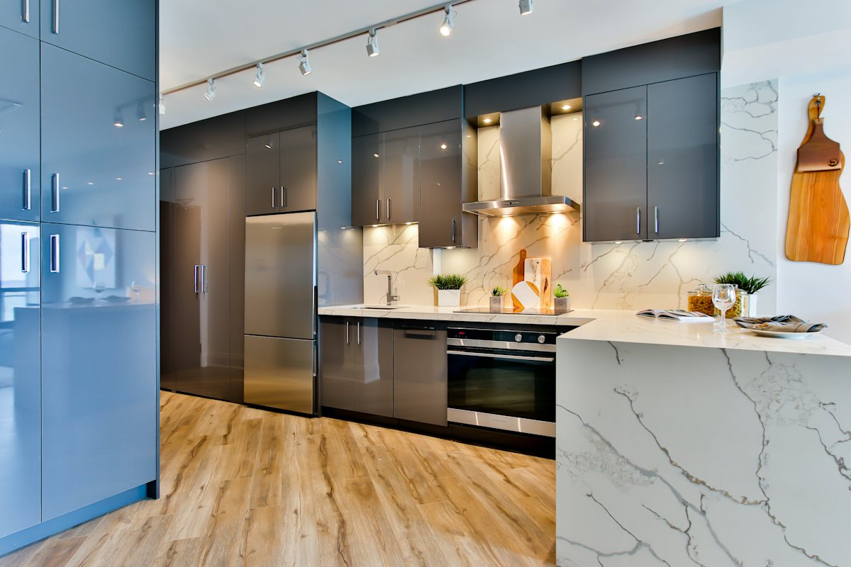 Tủ bếp xám đen hiện đại, thiết bị âm