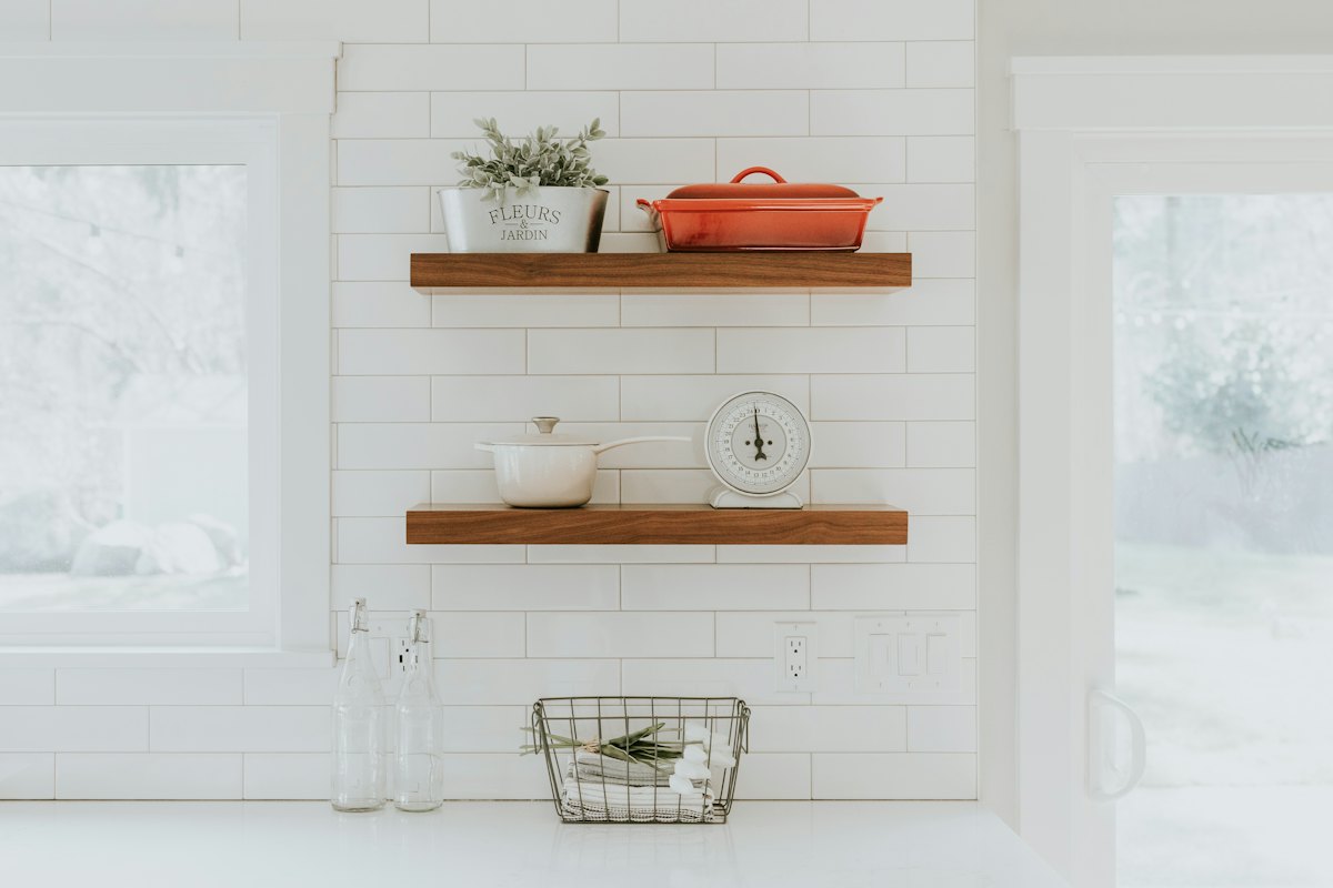 Mẫu tủ bếp Plywood – Kệ mở gỗ trên tường gạch trắng